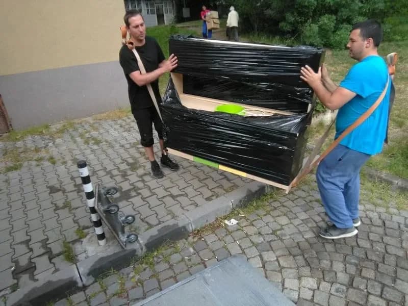 Пренасяне на опакована мебел от двама хамали