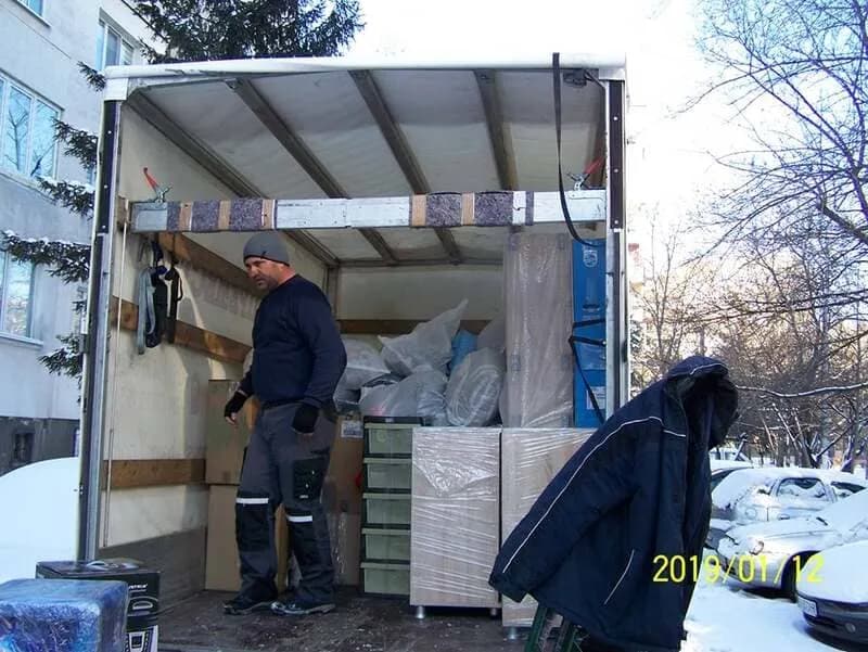 Натоварване на бус с багаж през зимата