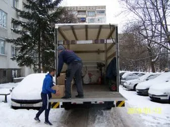 Хамали товарят кашони в бус на Ненчовски